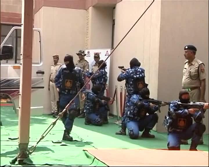 बताया जा रहा है कि यह महिला कमांडो उड़ती हुई चिड़िया को भी मिंनटो में गिन सकती हैं. वहीं ये महिला कमांडो पलक झपकते ही आतंकियों को ढेर कर देती हैं.