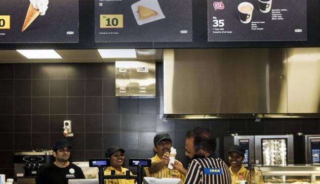 आइकिया के शॉपिंग का रेस्टोरेंट में भोजन का आनंद लिए बिना पूरा नहीं होता और भारत में आइकिया ने 1,000 सीटों वाला विशाल रेस्टोरेंट खोला है, जहां भारतीय से लेकर स्वीडिश डिश तक उपलब्ध है. यहां बिरयानी की कीमत 99 रुपये है, जबकि चिकन मीट बॉल की कीमत 149 रुपये रखी गई है. तस्वीर: ट्विटर