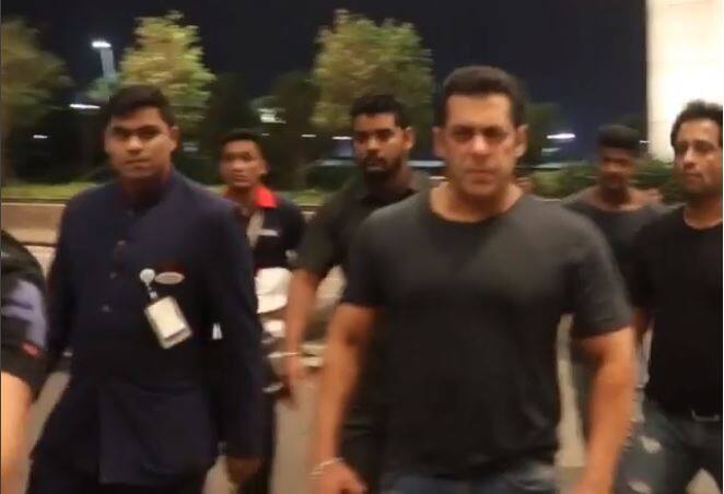 Salman khan leaves for malta for bharat shooting VIDEO: ‘भारत’ की शूटिंग के लिए रवाना होते वक्त पापराज़ी से बोले सलमान, चलो बस हो गया