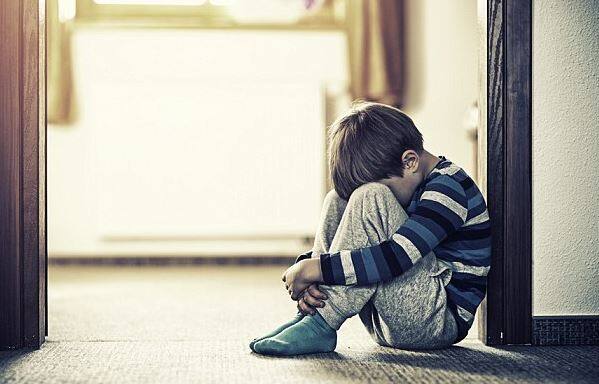  भारत सरकार ने लिंग निष्पक्ष कानून बनाने के मद्दनेजर लड़कों के साथ होने वाले यौन शोषण को मौजूदा बच्चों की सुरक्षा (पॉस्को) अधिनियम में संशोधनों को मंजूरी दे दी है. जिसे कैबिनेट के पास मंजूरी के लिए भेजा जाना बाकी है. तस्वीर: गूगल फ्री इमेज