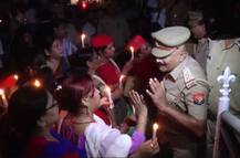 गोरखपुर ट्रेजडीः मोमबत्ती जलाकर श्रद्धांजलि देने आए सपाईयों को पुलिस ने रोका, हुई बहस