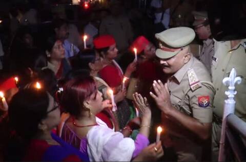 गोरखपुर ट्रेजडीः मोमबत्ती जलाकर श्रद्धांजलि देने आए सपाईयों को पुलिस ने रोका, हुई बहस गोरखपुर ट्रेजडीः मोमबत्ती जलाकर श्रद्धांजलि देने आए सपाईयों को पुलिस ने रोका, हुई बहस