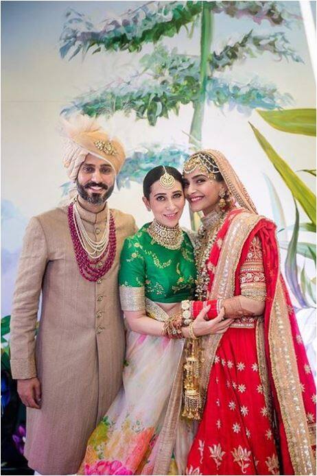 इसी साल दिल्ली के आनंद आहूजा के साथ शादी रचाने के बाद बॉलीवुड स्टार इंस्टाग्राम पर लगातार अपनी तस्वीरें फैंस के साथ शेयर कर रही हैं. इससे पहले भी सोनम अपने पति के साथ कई तस्वीरें पोस्ट कर चुकी हैं. फोटो-इंस्टाग्राम