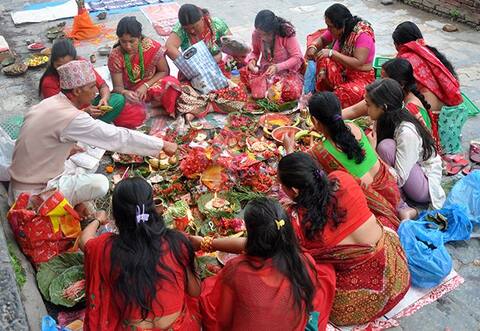 हरियाली तीज 2018: पति की लंबी उम्र के लिए मनाए जाने वाला तीज का त्योहार क्यों मनाया जाता है, जानें यहां हरियाली तीज 2018: पति की लंबी उम्र के लिए मनाए जाने वाला तीज का त्योहार क्यों मनाया जाता है, जानें यहां