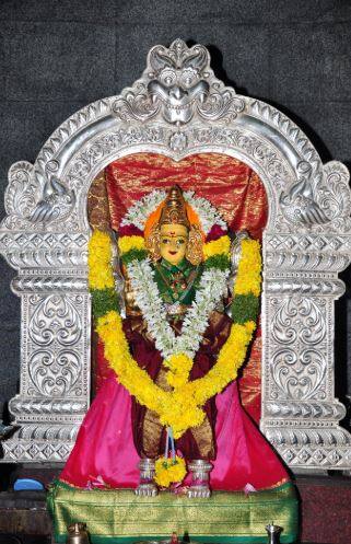 इस दिन पूजा करने का तरीका ये है कि सबसे पहले माता पार्वती का श्रृंगार किया जाता है और इसके लिए चूड़ियां, आल्ता, सिंदूर, बिंदी, मेहंदी, काजल, कुमकुम, सुहाग पूड़ा का इस्तेमाल होता है. फोटो : गूगल फ्री इमेज