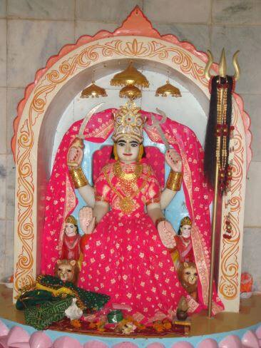 पूजा विधि- सुबह उठकर व्रत का संकल्प लें, काली मिट्टी से भगवान शंकर, माता पार्वती और गणेश की मूर्ति बनाएं. माता पार्वती को सुहाग सामान अर्पित करें और कथा सुनने के बाद आरती करें. फोटो : गूगल फ्री इमेज