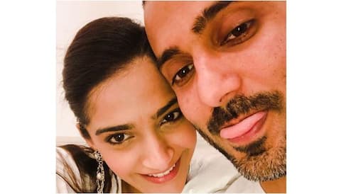 सोनम के साथ पति आनंद आहूजा कुछ ऐसे कर रहे हैं मस्ती, देखें तस्वीरें सोनम के साथ पति आनंद आहूजा कुछ ऐसे कर रहे हैं मस्ती, देखें तस्वीरें