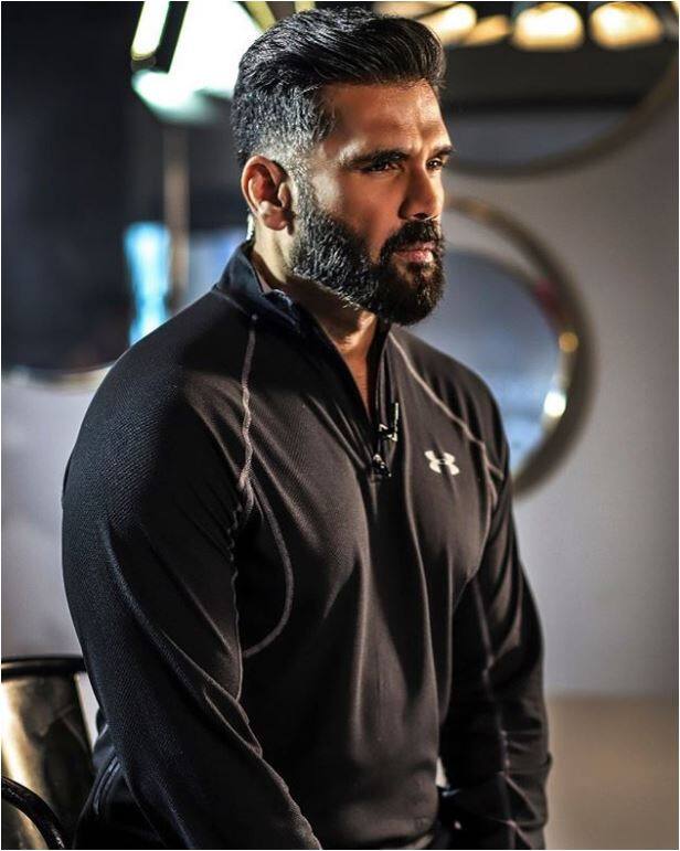 एक्टिंग करियर में 25 साल से ज्यादा का वक्त बीता चुके एक्टर सुनील शेट्टी साल 1992 से बॉलीवुड इंडस्ट्री में एक्टिव हैं. इस दौरान उन्होंने 110 से ज्यादा फिल्में की हैं. इनमें कई हिट फिल्में भी शामिल हैं. फोटो - इंस्टाग्राम