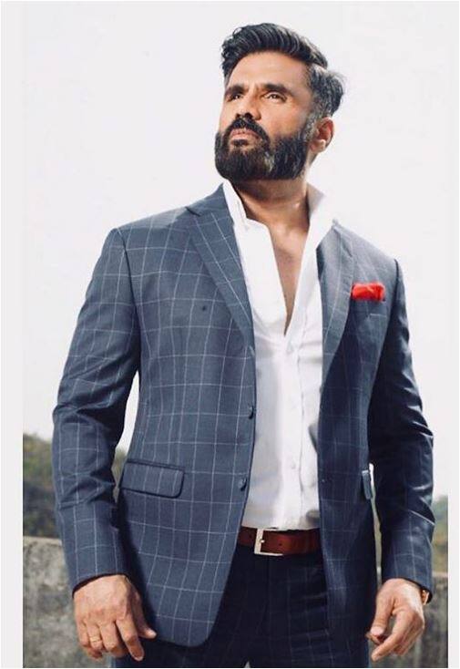 सुनील शेट्टी ने फिल्म 'बलवान' से बॉलीवुड में डेब्यू किया था. यह फिल्म 11 सितंबर 1992 को रिलीज हुई थी. दीपक आनंद की इस फिल्म में एक्टर सुनील ने एक गरीब परिवार में पले-बढ़े ईमानदार इंसान का किरदार निभाया था. फोटो - इंस्टाग्राम