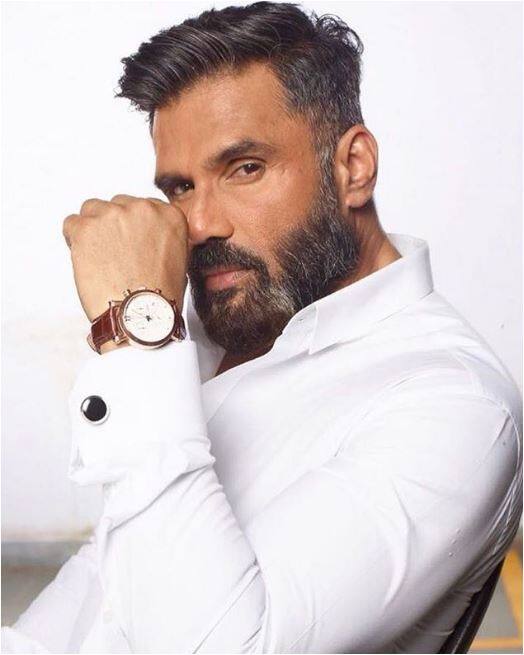 फिल्म 'धड़कन' में देव की भूमिका में नजर आए सुनील शेट्टी को इस फिल्म से काफी लोकप्रियता मिली. इस फिल्म में उनके साथ एक्ट्रेस शिल्पा शेट्टी, एक्टर अक्षय कुमार और एक्ट्रेस महिमा चौधड़ी भी मौजूद थीं. फोटो - इंस्टाग्राम