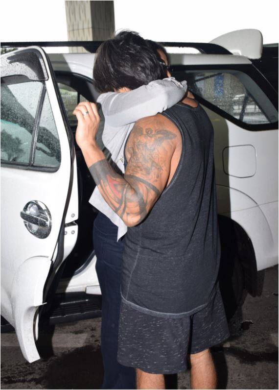 इस दौरान बिपाशा के पति करण सिंह ग्रोवर भी नजर आए. दरअसल करण अपनी पत्नी को एयरपोर्ट ड्रॉप करने आए थे. वहीं जाने से पहले दोनों ने एक दूसरे को गले लगाया. फोटो - मानव मंगलानी