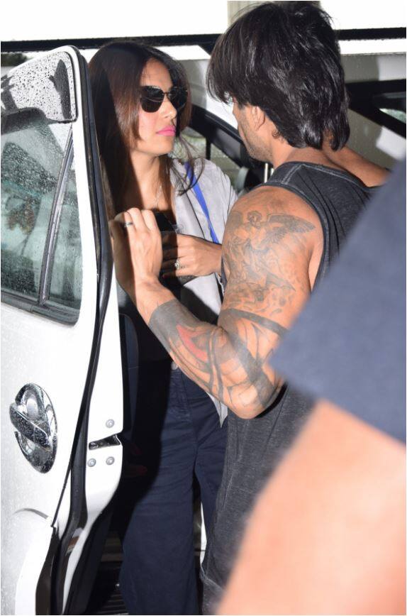 बॉलीवुड एक्ट्रेस बिपाशा बसु शनिवार को उस वक्त कैमरे में कैद हो गईं जब वो मुंबई एयरपोर्ट पर फ्लाइट लेने के लिए अंदर जा रही थीं. फोटो - मानव मंगलानी