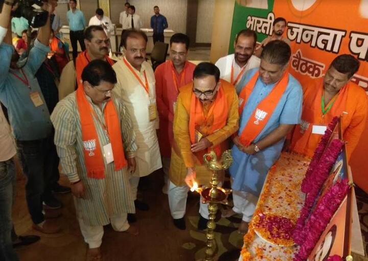 बीजेपी कार्यकारिणी की बैठक में दीप प्रज्वलन करते बीजेपी प्रदेश अध्यक्ष महेंद्र नाथ पांडे