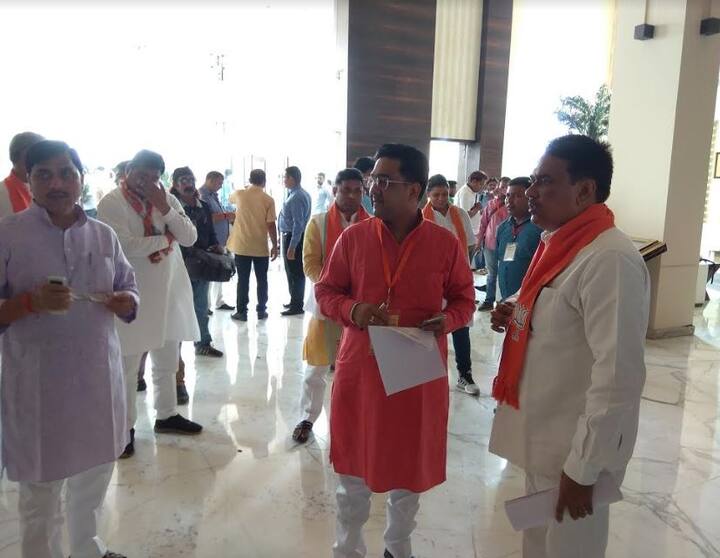 बीजेपी प्रदेश महामंत्री सुनील बंसल भी बैठक में पहुंचे
