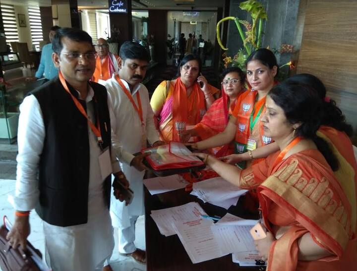 BJP की महिला कार्यकर्ता पदाधिकारियों को रजिस्ट्रेशन कर उन्हें ब्रोशर देते हुए