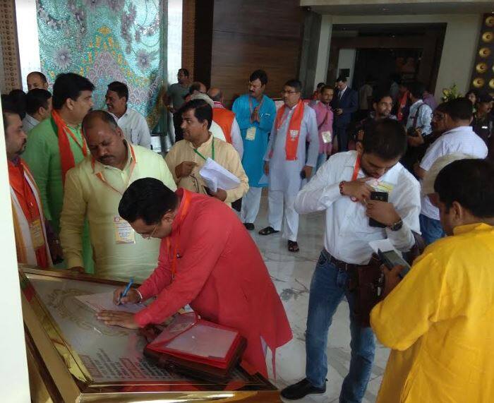 बीजेपी प्रदेश महामंत्री सुनील बंसल भी बैठक में पहुंचे