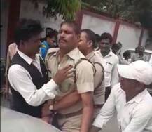 यूपी पुलिस के इस सिपाही ने पी शराब और फिर सड़क पर जमकर किया हंगामा