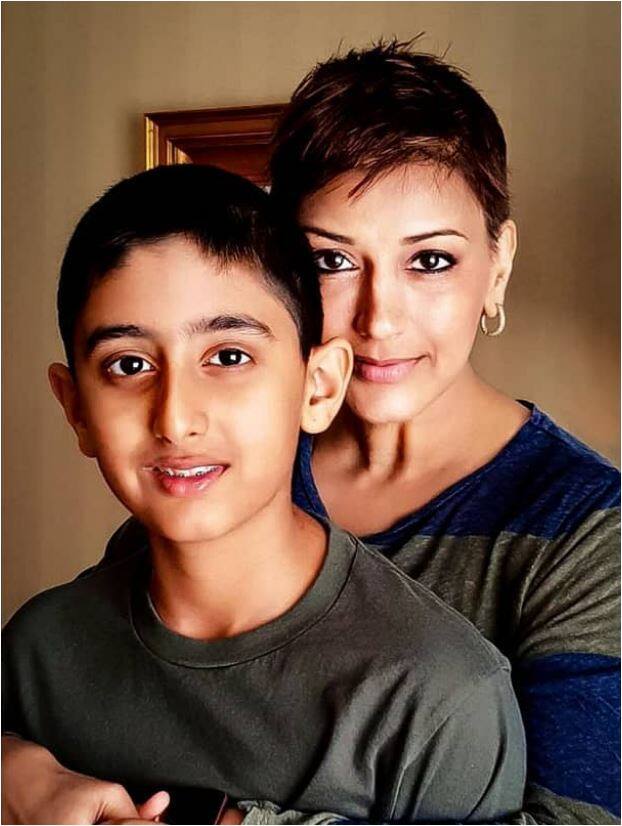 बॉलीवुड में अपनी अलग पहचान बना चुकी एक्ट्रेस सोनाली बेंद्रे को मेटास्टैटिक कैंसर है. इसके इलाज के लिए वो डायग्नोस के बाद अब कीमोथेरेपी करवा रही हैं. इस दौरान उन्हें अपने लुक को भी चेंज करना पड़ा. फोटो - इंस्टाग्राम