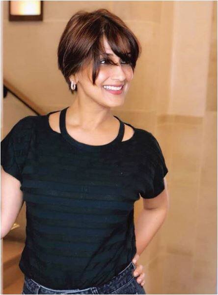 दरअसल, कैंसर के इलाज के लिए दी जाने वाली कीमोथेरेपी में हेयर लॉस होने लगता है. इसलिए मरीज को पहले ही इसके बारे में बता दिया जाता है. ऐसे में सोनाली ने पहले ही अपने बाल छोटे करवा लिए थे और अब वे बिना बालों के नजर आ रही हैं. फोटो - इंस्टाग्राम