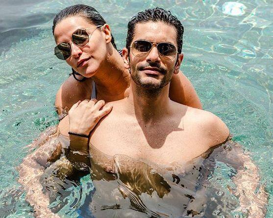 इन तस्वीरों में कहीं वे पूल में पति अंगद के साथ एन्जॉय कर रही हैं तो कहीं समुद्र किनारे मस्ती कर रही हैं. फोटोः इंस्टाग्राम  