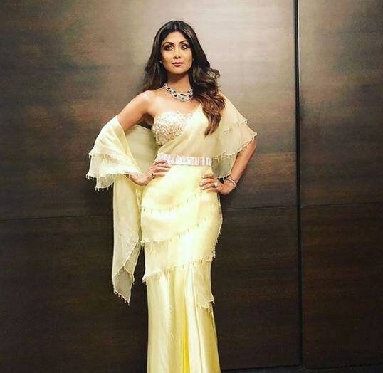 मनीष मल्होत्रा की डिजाइन की हुई ये ड्रेप साड़ी मॉडर्न बहुओं पर खूब फबेगी. फोटो : इंस्टाग्राम