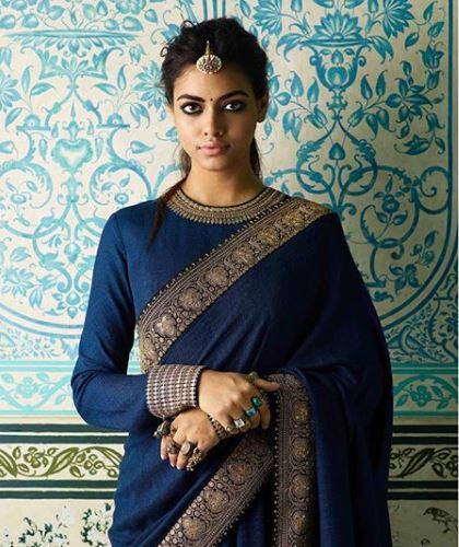 हरियाली तीज एक ऐसा त्यौहार है जब हर सुहागिन औरत अच्छे से सजती, संवरती है. ऐसे मौके पर सब्यसाची की डिजाइन की हुई ये साड़ी खूब ट्रेंड कर रही है. फोटो : इंस्टाग्राम