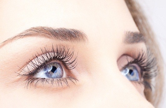 Safety tips While Doing Eye Makeup Eyes Care Tips: अगर आप भी करती हैं आंखों का Makeup, तो इन बातों का रखें खास ख्याल