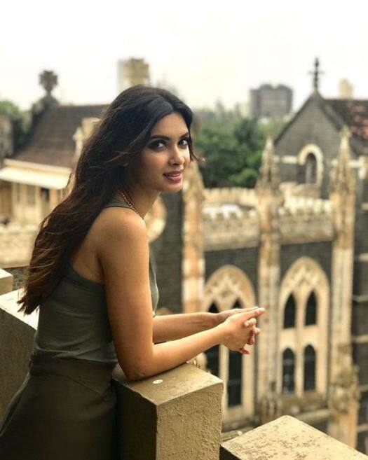 आपकी जानकारी के लिए बता दें कि 32 साल की एक्ट्रेस डायना बॉलीवुड की अपकमिंग फिल्म 'हैप्पी फिर भाग जाएगी' में हरप्रीत का किरदार निभा रही हैं. ये फिल्म 'हैप्पी भाग जाएगी' का सिक्वल है. फोटो - इंस्टाग्राम