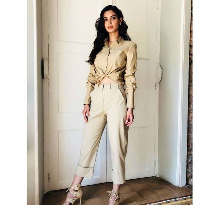 डायना ने सोनाक्षी सिन्हा के साथ काम करने पर भी खुशी जाहिर की और उन्हें जमीन से जुड़ा हुआ बताया. ये फिल्म 24 अगस्त को रिलीज होगी. इस फिल्म में सोनाक्षी सिन्हा और डायना पेंटी के साथ एक्टर जिमी शेरगिल और अभय देओल भी नजर आएंगे. फोटो - इंस्टाग्राम