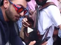 VIDEO: रणवीर सिंह ने सड़क पर शख्स से कहा बम दिखा, फिर यूं ली सेल्फी
