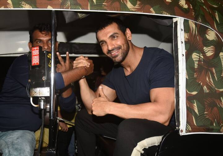 हमेशा से अपने सादगी भरे अंदाज के लिए मशहूर जॉन इस दौरान ऑटो में सवार होकर पहुंचे थे. इस दौरान वो सिंपल टी-शर्ट और ट्राउजर में चप्पल पहनकर पहुंचे थे. उनके इस सादे अंदाज ने सभी को इंप्रेस कर दिया. 