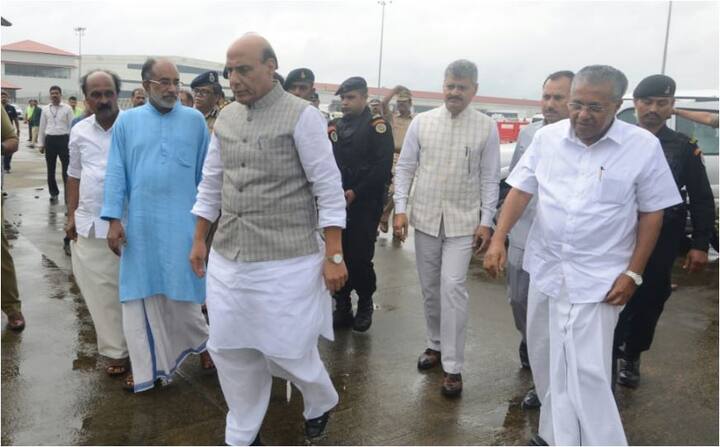 बाढ़ का जायजा लेने के लिए देश के गृहमंत्री राजनाथ सिंह रविवार को केरल पहुंचे. दिनभर बाढ़ प्रभावित इलाकों का दौरा करने के बाद उन्होंने केरल को केंद्र सरकार की ओर से 100 करोड़ रुपये की आर्थिक मदद देने की घोषणा की. फोटो - ट्विटर