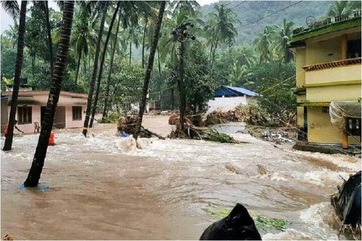 केरल के सीएम पिनराई विजयन ने कहा है कि राज्य में ऐसी बाढ़ पहले कभी नहीं आई थी. राज्य में बाढ़ से अब तक काफी ज्यादा लोगों की मौत हो चुकी है जबकि बड़ी संख्या में लोग लापता हैं. फोटो - ट्विटर