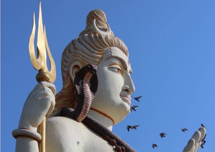 सावन का महीना भगवान भोलेनाथ से जोड़कर देखा जाता है. इसलिए इस महीने में व्रत का ख़ास महत्व है. हरियाली तीज इसी महीने में शुक्ल पक्ष की तृतीया को यानि आज बड़े धूमधाम से मनाया जा रहा है. उत्तर भारत में महिलाओं के बीच यह पर्व बड़े उत्साह से मनाया जाता है. फोटोः गूगल फ्री इमेज