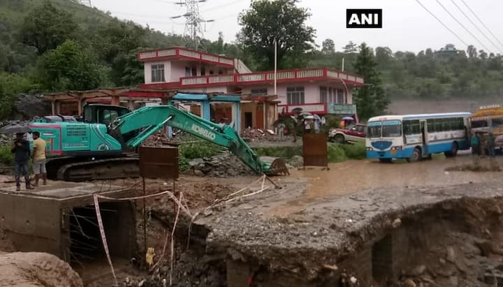 आंकड़ों में कहा गया है कि गुजरात में 52, असम में 45 और नगालैंड में आठ लोगों की मौत हुई है. केरल में 22 और पश्चिम बंगाल में पांच लोग लापता भी हैं. राज्यों में बारिश से जुड़ी घटनाओं में 245 लोग जख्मी हुए हैं. तस्वीर: एएनआई