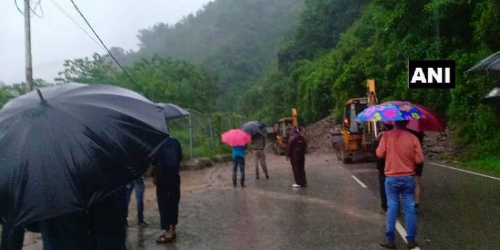 वहीं असम में एनडीआरएफ की 15, उत्तर प्रदेश और पश्चिम बंगाल में आठ-आठ, गुजरात में सात, केरल में 4, महाराष्ट्र में चार और नागालैंड में एक टीम को तैनात किया गया है. इसी बीच राष्ट्रीय राजधानी में आज मौसम सुहाना रहा. शहर में दिन का तापमान 32.5 डिग्री सेल्सियस रहा, जो सामान्य से दो डिग्री कम है. तस्वीर: एएनआई