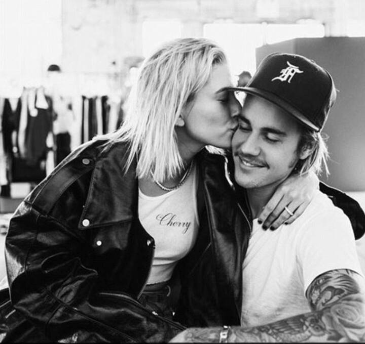 सिगर जस्टिन बीबर और मॉडल हैली बाल्डविन इस साल नहीं बल्कि अगले साल शादी करने जा रहे हैं. बता दें दोनों की पिछले महीने ही सगाई हुई थी. तस्वीर: इंस्टाग्राम