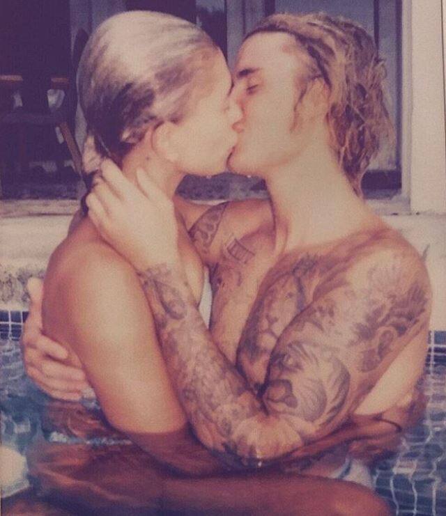 इससे पहले दोनों स्विमिंग पूल में एक दूसरे के साथ किस करते हुए दिखे थे. जस्टिन ने इस तस्वीर को अपने इंस्टाग्राम पर शेयर किया था. तस्वीर: इंस्टाग्राम