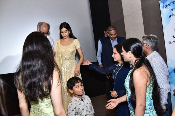 वहीं अनिल कपूर ने अपनी भाभी और एक्ट्रेस श्रीदेवी को याद करते हुए ट्विटर पर अपनी भावना शेयर की. उन्होंने लिखा, ‘एक सच्ची स्टार जो पर्दे पर जगमगा उठती थी और जिसने सबके दिल को छुआ और उनकी जिंदगियों में चमक बिखेरी. ऐसा कोई दिन नहीं जाता जब श्रीदेवी हमें आपकी याद नहीं आती. हम हर दिन जाह्नवी और खुशी में आपकी झलक देखते हैं. आप हमारे दिल और दिमाग में बसी हुई हैं.’ फोटो - मानव मंगलानी