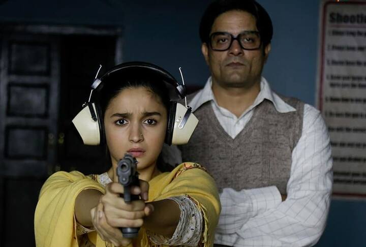 इसी साल आई आलिया भट्ट की फिल्म राजी का ये डायलॉग सुनकर दिल में कुछ अलग ही भावना जागृत होती है. 'मुल्क के सामने मुझे अपना आप भी नजर नहीं आता, मैं ही तो हूं मुल्क, हिन्दुस्तान हूं मैं..'