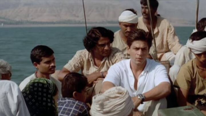 ...और स्वदेश का ये डायलॉग हम कैसे भूल सकते हैं, जिसमें शाहरुख देश के हालातों की बात को बड़े ही खुले दिल कहा गया है. 'मैं नहीं मानता कि हमारा देश दुनिया का सबसे महान देश है. लेकिन ये जरूर मानता हूं कि हममें काबिलियत है, ताकत है इस देश को महान बनाने की. हम आपस में लड़ते रहते हैं, जबकी हमें लड़ना चाहिए अशिक्षा के खिलाफ, बढ़ती हुई आबादी के खिलाफ, भ्रष्टाचार के खिलाफ.'