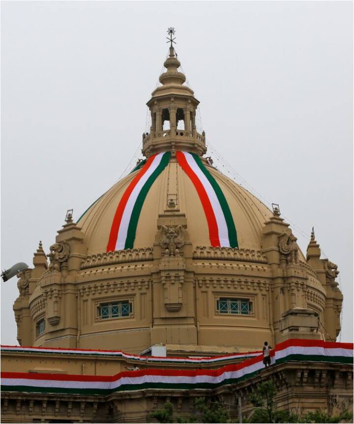 वहीं आजादी के जश्न के मौके पर देशभर में सरकारी और कई गैर सरकारी इमारतों को तिरंगे सजाया जा रहा है. फोटो - एपी