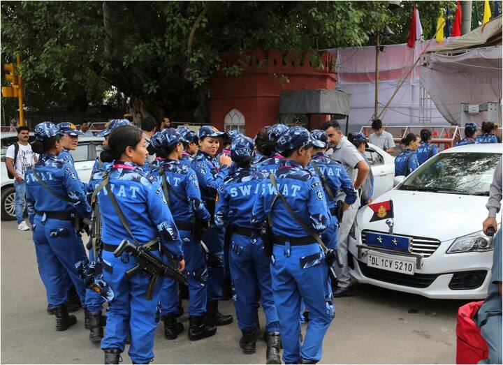 बता दें कि पूरे इलाकों की निगरानी के लिए 1000 से ज्यादा सीसीटीवी कैमरे लगाए गए हैं. वहीं पीएम की सुरक्षा को देखते हुए सिर्फ 250 से ज्यादा सीसीटीवी कैमरे लालकिले और उसके आसपास लगाए गए हैं. फोटो - एपी