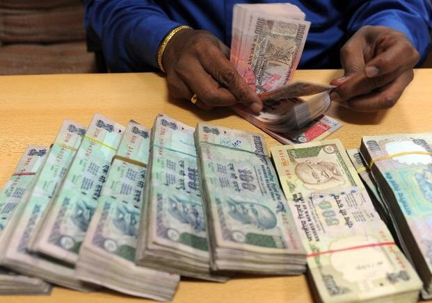 Rupee continues its free fall against US dollar: here are the challenges against India डॉलर के मुकाबले तेज़ी से गिरता रुपया देश के लिए एक बड़ी परेशानी