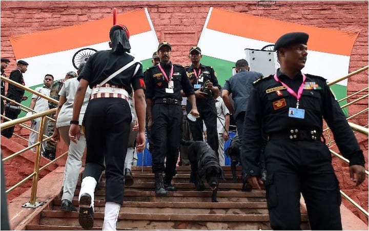 खास बात ये है कि दिल्ली पुलिस ने 150 से ज्यादा काइट कैचर्स को भी पीएम की सुरक्षा के लिए लगाया है. दरअसल, पिछले साल पीएम के भाषण के दौरान एक पतंग कट कर उनके बेहद करीब आ गिर गई थी. ऐसा इस साल ना हो इसलिए काइट कैचर्स को तैनात किया गया है. फोटो - एपी