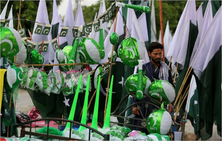 पड़ोसी मुल्क पाकिस्तान आज अपनी आजादी का 72वां जश्न मना रहा है. जश्न-ए-आजादी के मौके पर पाकिस्तान की आवाम में उत्साह का माहौल है. फोटो - एपी