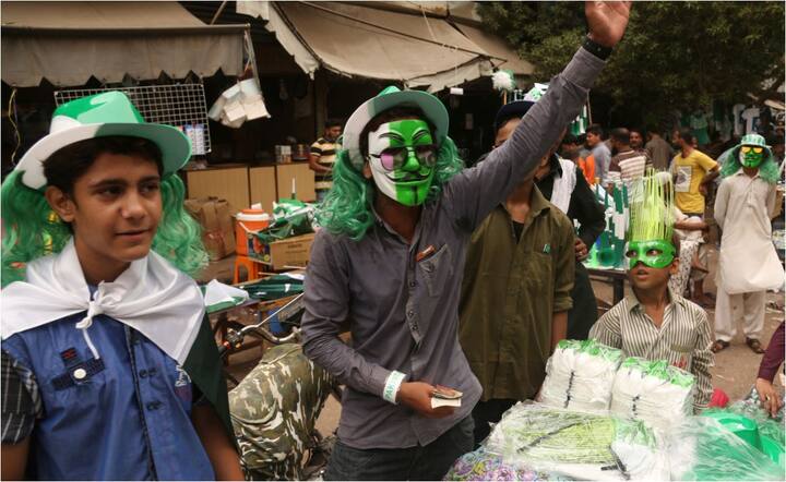 जश्न-ए-आजादी के मौके पर हर साल कराची और लाहौर में कायद-ए-आजम मुहम्मद अली जिन्ना और अलामा इकबाल के मकबरों में भी चेंज ऑफ गार्ड समारोह का आयोजन किया जाता है. फोटो - एपी