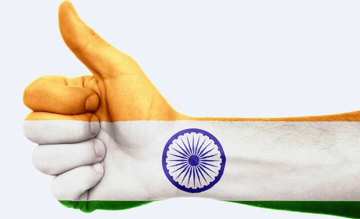 इंडिपेंसडे के दिन सब भारतीयों के चेहरे पर एक अलग ही खुशी होती है. हो भी क्यों न, आखिर इसी दिन हमारा देश आजाद जो हुआ था. कलाई में तिरंगा रिबन हाथों में झंडा लेकर हम देश के लिए अपने प्यार का इजहार करते है. फोटोः गूगल फ्री इमेज