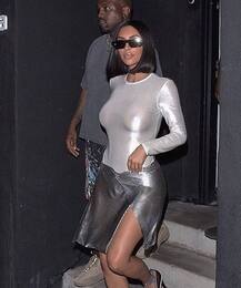 इस ट्रांसपेरेंट ड्रेस में इतनी हॉट लग रही हैं किम कि देखकर आप भी चौंक जाएंगे