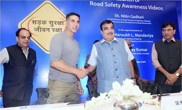 इस कार्यक्रम में एक्टर अक्षय कुमार के साथ सड़क, परिवहन और राजमार्ग मंत्रालय के मंत्री और बीजेपी के कद्दावर नेता नितिन गडकरी भी मौजूद रहे. फोटो - इंस्टाग्राम 